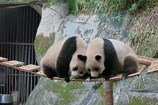 博主：梅西中国香港行上半场都还正常，但中场休息后脸突然就黑了